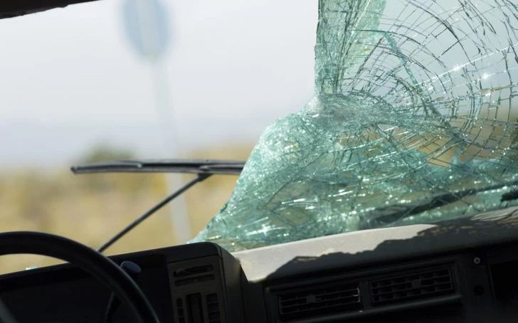 В Сальянском районе перевернулся автомобиль: один человек погиб, еще один пострадал