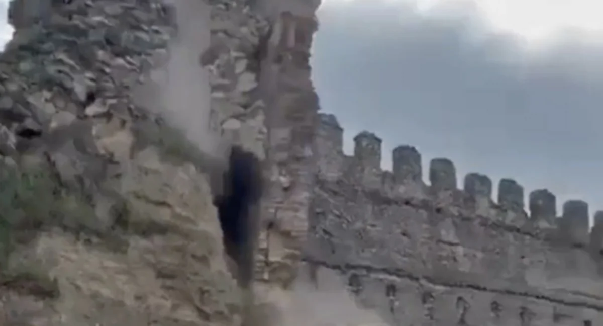 В Испании обрушилась башня средневекового замка - ВИДЕО