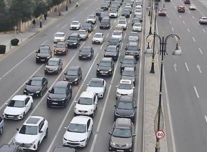 В Баку на 18 улицах и проспектах затруднено движение транспорта