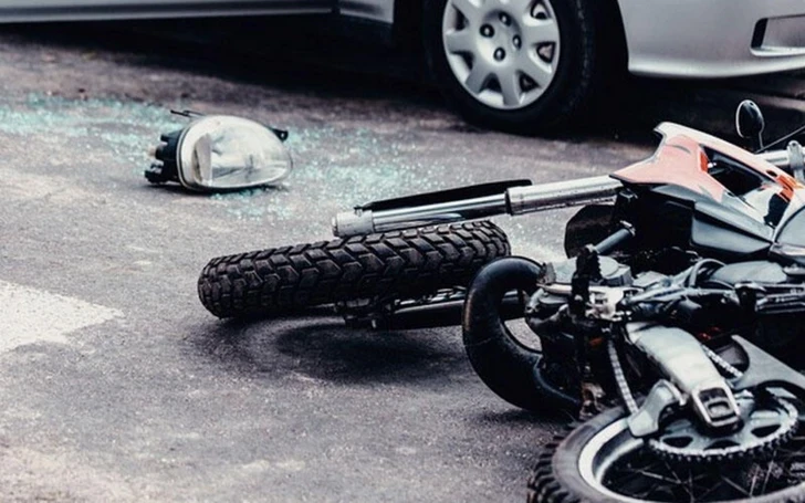 В Баку мопед врезался в стену, водитель погиб