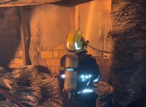 Пожар в мебельном цехе в Баку локализован-ВИДЕО