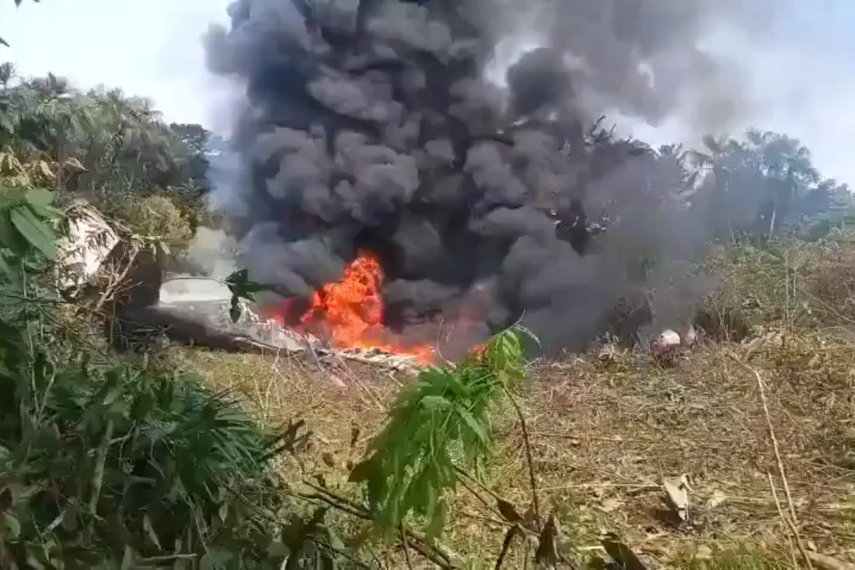 СМИ: Самолет ВВС Колумбии с более чем 100 военными потерпел крушение