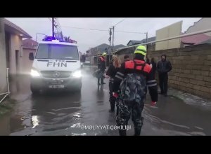 В двух районах Баку жители эвакуированы из затопленных домов