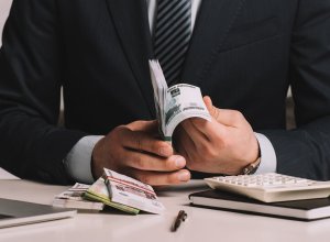 Богатейшие люди мира скрыли от налогов 3.5 трлн долларов