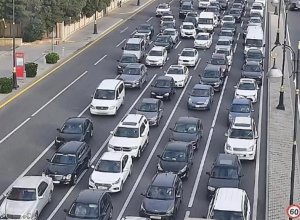 На ряде дорог Баку затруднено движение транспорта