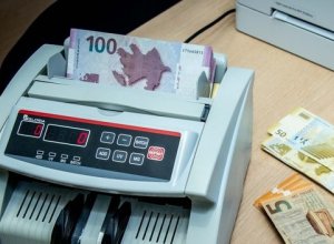 Скорость обращения азербайджанского маната снизилась