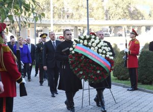 Президент посетил Мемориал героев в Тбилиси