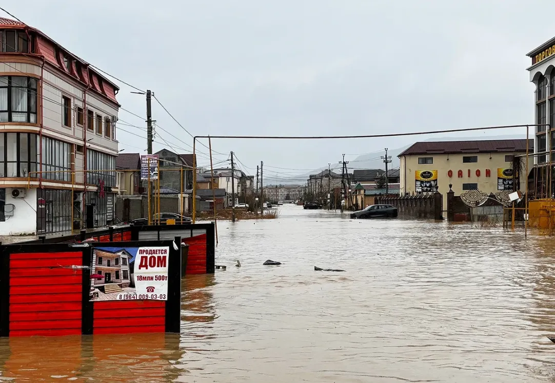 В Махачкале заблокированные коллекторы стали причиной затопления и повреждения зданий
