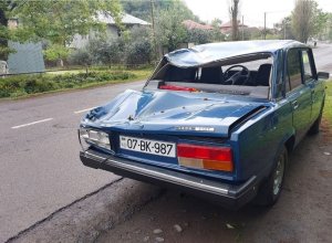 В Лянкяране гнилое дерево рухнуло на машину: Есть пострадавшие-ФОТО