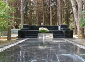 Установлен надгробный памятник народному художнику Таиру Салахову