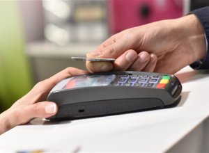 Нашел карту и тратил деньги: в Баку задержан подозреваемый