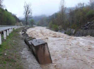 В Агстафе сель нарушил дорожное сообщение с селами