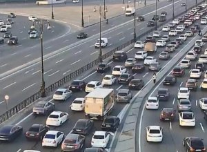 На ряде дорог Баку затруднено движение транспорта