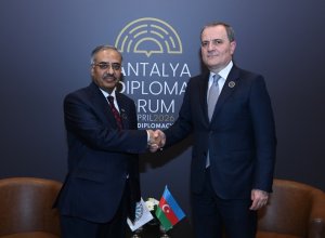 Джейхун Байрамов обсудил вопросы сотрудничества с генеральным секретарём D-8