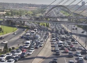 На ряде улиц и проспектов Баку затруднено движение транспорта