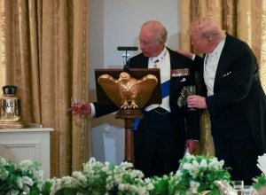 Король Британии подарил Трампу колокол с подводной лодки Trump