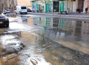 В Насиминском районе Баку затопило улицу