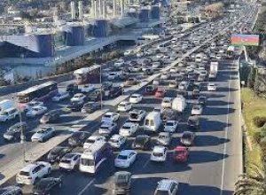 На ряде улиц и проспектов Баку затруднено движение транспорта