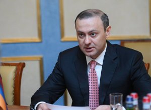 Григорян ушел от оценки слов Зеленского о возможной атаке на Москву 9 мая