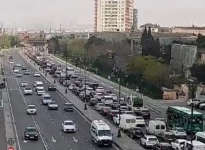 В Баку на некоторых улицах и проспектах наблюдаются пробки