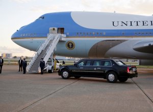 Air Force One: американской делегации запретили проносить вещи из Китая
