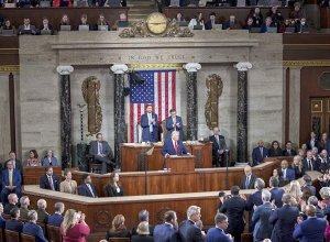 Сенат США ограничил военные полномочия Трампа по Ирану