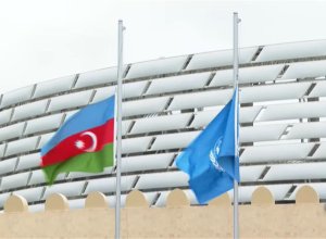 Состоялась церемония спуска флагов ООН и Азербайджана