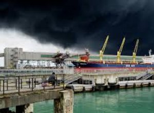 В Туапсе загорелся морской терминал после атаки беспилотников