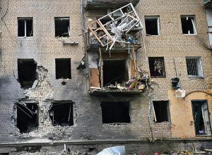 При ударах ВС РФ по детской площадке в Херсоне погиб мужчина, трое человек пострадали