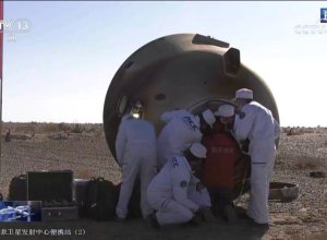 Китайский космический корабль вернулся на землю после семи месяцев в космосе