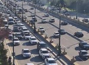 В Баку на 12 улицах и проспектах затруднено движение транспорта