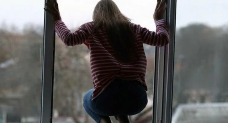 В Баку 11-летняя девочка погибла, упав с седьмого этажа