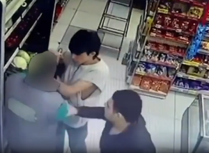 В Баку ограбили магазин, избив продавца-ВИДЕО