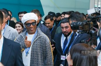 Ronaldinyo COP29 məkanındakı pavilyonları ziyarət etdi