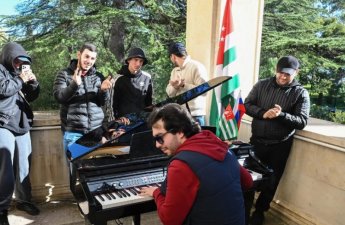 Etirazçılar separatçı qurum başçısının zəbt edilmiş iqamətgahında konsert verdi...-FOTO