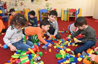 Bağçada müəmmalı hadisə: Uşaqların ayaqqabılarını oğurlayan tapıldı