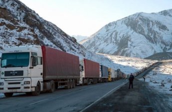 Движение большегрузов в направлении грузино-российской границы приостановлено