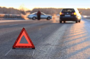 В Пираллахы автомобиль врезался в рекламный щит, водитель погиб