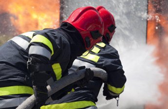 Yasamalda çoxmərtəbəli binada yanğın başladı