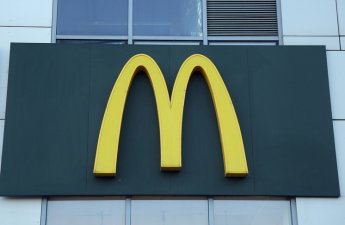 Britaniyada yüzlərlə işçi McDonald's-ı MƏHKƏMƏYƏ VERDİ - İŞ YERİNDƏ TƏCAVÜZ