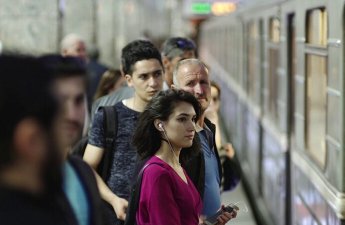 Metroda sərnişin relslərin üstünə yıxıldı