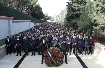 BDU kollektivi Şəhidlər xiyabanını ziyarət etdi - FOTO