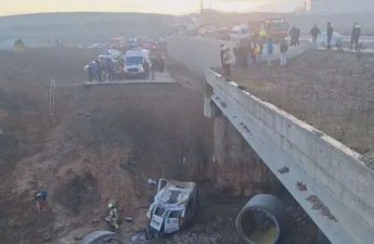 В Стамбуле перевернулся микроавтобус, пострадали 16 человек