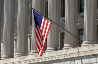 Чиновникам США предложили зарплату за восемь месяцев, если они уволятся