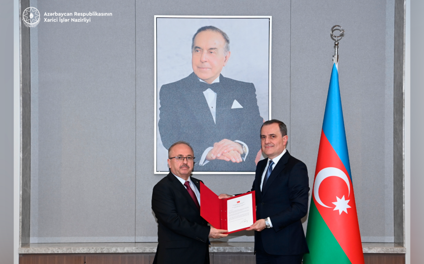 Birol Akgün etimadnaməsinin surətini Ceyhun Bayramova təqdim etdi - FOTO