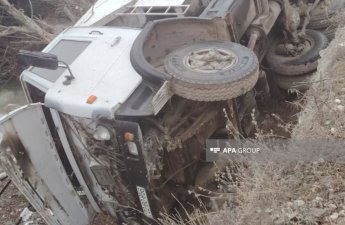 Goranboyda yük maşını körpüdən çaya aşıb, sürücü ölüb