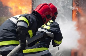 Bakıda beşmərtəbəli binada yanğın başlayıb