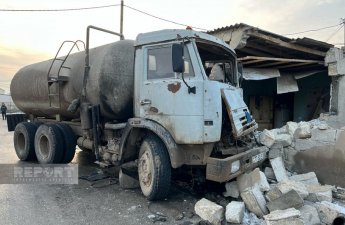 На Абшероне автоцистерна протаранила жилой дом