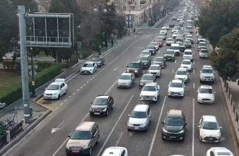 На ряде бакинских улиц и проспектов затруднено движение транспорта