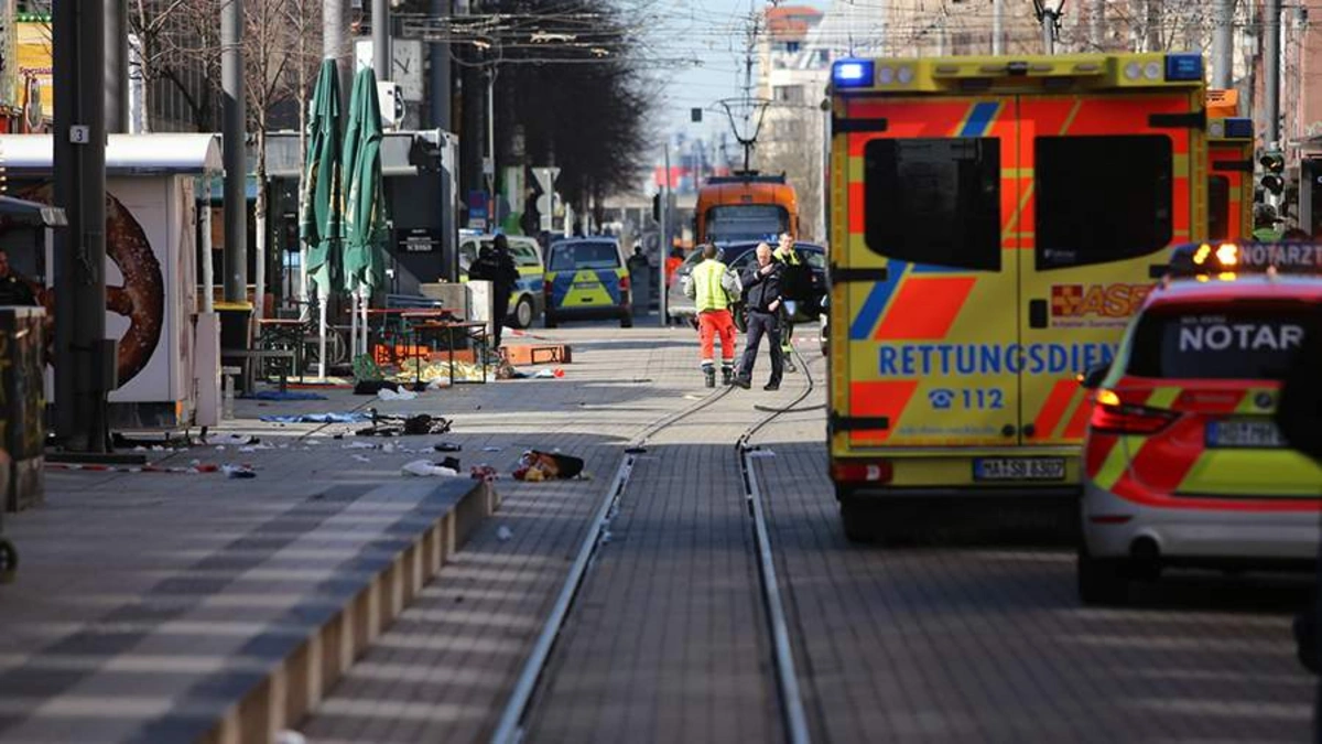 В Германии автомобиль въехал в толпу людей, есть погибший-ВИДЕО